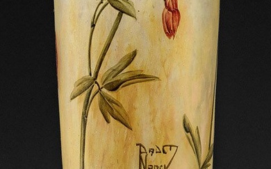 Vase décoratif Art Nouveau à décor d'ancolies de Daum Frères Forme de massue haute et...
