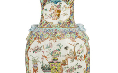 Vase en porcelaine famille rose, Chine, probablement Peranakan, XIX-XXe s., décor d'objets, h. 46 cm