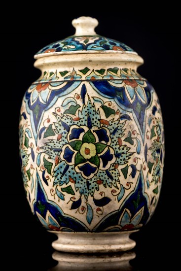Vase lanterne couvert en faïence Iznik