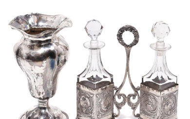 Vase und Menage. Italien bzw. Deutschland, 19./20. Jh. | Silber, farbloses Glas.