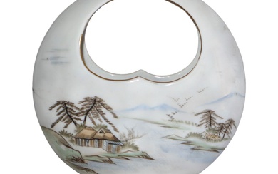 Vaso in porcellana cinese con dipinti di paesaggi su ambo...