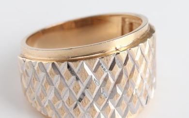 10K Yellow Gold Diamond-Cut Ring