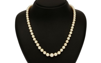 A pearl necklace set with numerous cultured pearls with a clasp set with an oval-cut emerald and numerous single-cut diamonds, mounted in 18k gold. L. 54 cm.