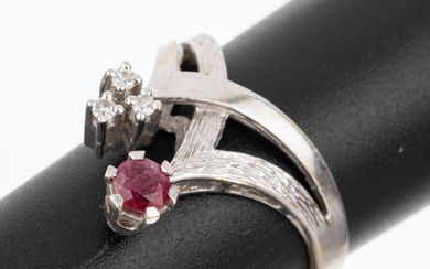 14 kt gold ruby-diamond-ring , WG 585/000, part. structured, 1...