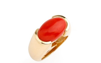 18K (750/°°) yellow gold ring with a coral...