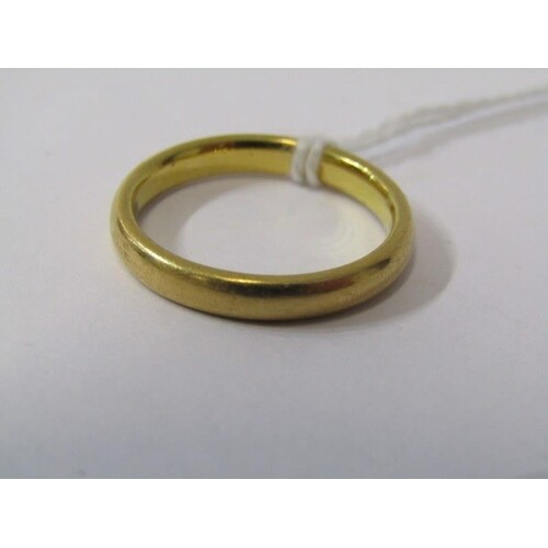 22ct YELLOW GOLD WEDDING BAND RING, Size 'L/M', approx 4.3 g...
