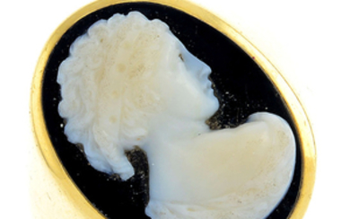 An early 20th century 18ct gold onyx cameo signet ring.