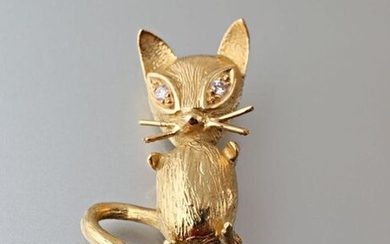 750 thousandths yellow gold brooch in the shape of a cat, the eyes set with diamonds 11.4 g