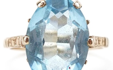 9ct gold blue stone ring with engraved shoulders, the blue s...