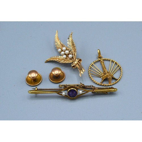 A 15ct. Gold Bar Brooch set amethyst flanked by pearls 2.8 g...
