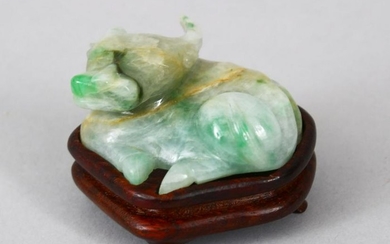 A 19TH / 20TH CENTURY CHINESE CARVED JADEITE FIGURE OF
