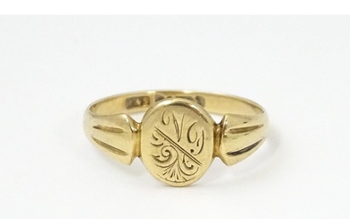 A 9ct gold ring with engraved detail to centre. Ring size ap...