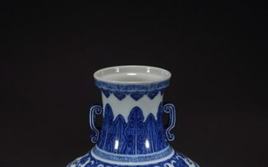 A CHINESE BLUE AND WHITE FLOWERS VASE