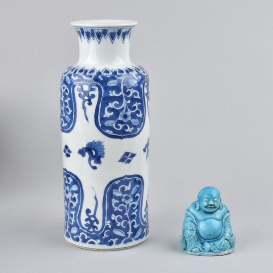 A CHINESE BLUE AND WHITE ROULEAU VASE - Porcelain - China - Kangxi (1662-1722)