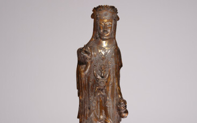 A CHINESE GILT BRONZE STANDING FIGURE OF A GUANYIN