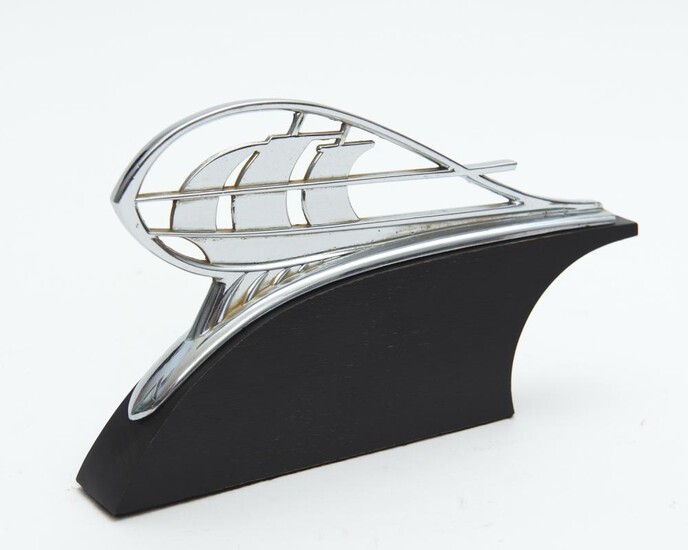 A CHROME CAR MASCOT HOOD ORNAMENT ON WOODEN BASE, H.13CM, LEONARD JOEL LOCAL DELIVERY SIZE: SMALL