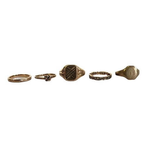 A COLLECTION OF VINTAGE 9CT GOLD RINGS To include two gent’s...