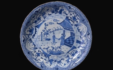 A Chinese blue and white porcelain charger, Qing dynasty, Kangxi period 青花人