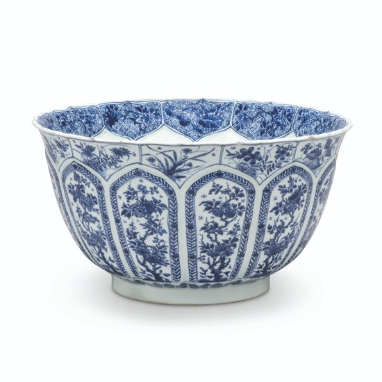 A LARGE CHINESE BLUE AND WHITE PORCELAIN FOLIATE-RIMMED PETAL-MOULDED PUNCH BOWL