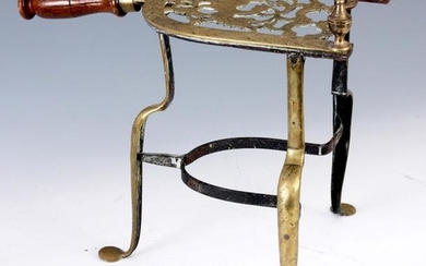 A LATE GEORGIAN ENGRAVED BRASS HEARTH STAND with h