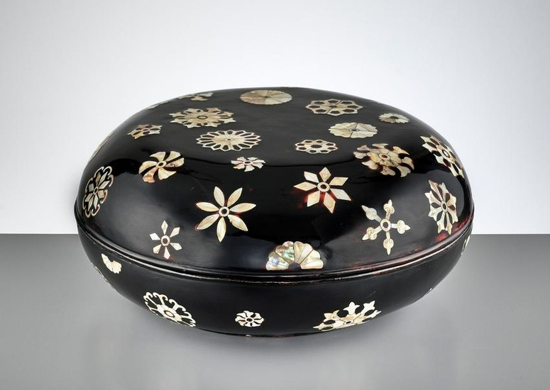 A MOTHER-OF-PEARL-INLAID LACQUER BOX