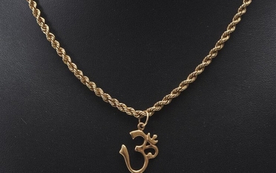 A OM SYMBOL PENDANT IN 14CT GOLD, TO A TWISTED ROPE CHAIN IN 14CT GOLD, TOTAL WEIGHT 13.6GMS