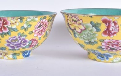 A PAIR OF CHINESE FAMILLE ROSE YELLOW PORCELAIN BOWLS 20th Century. 16 cm diameter.