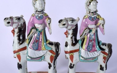 A PAIR OF EARLY 19TH CENTURY CHINESE FAMILLE ROSE