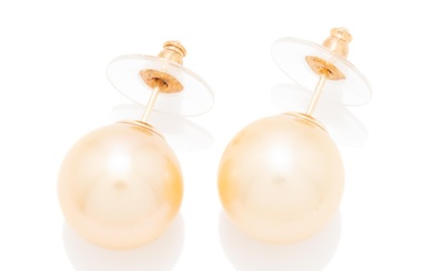 A PAIR OF GOLDEN SOUTH SEA PEARL STUD EARRING