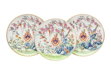 A SET OF THREE CHINESE EXPORT ARMORIAL DISHES, BEARING THE ARMS OF WIGHT OR BRADLEY 嘉慶 十九世紀 外銷彩繪威特或布萊德利家族徽章紋盤三件