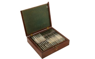 A cased set of George III sterling silver and mother of pearl fruit eaters, Sheffield 1816, no appar