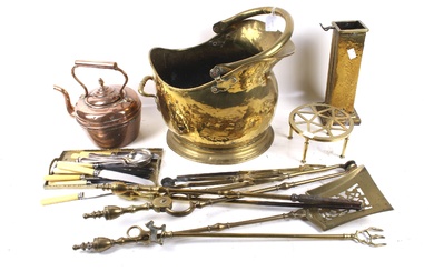 A collection of 20th century metalware items. Including a copper kettle and brass coal skuttle, etc.