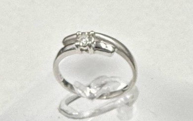 A contemporary white gold and diamond ring, size I