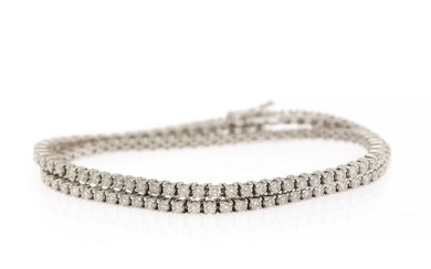 A double diamond bracelet set with numerous brilliant-cut diamonds weighing a total of app. 5.20 ct., mounted in 18k white gold. TW-W/SI-P. L. 34 cm.
