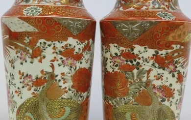 A pair of mirrored Kutani vases - Kutani - Porcelain - Gemerkt 'Kutani sei' 九谷製 - Japan - Meiji period (1868-1912)