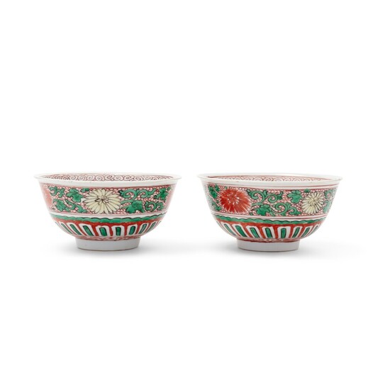 A pair of wucai 'chrysanthemum' bowls Transitional period, 17th century | 十七世紀 五彩菊花紋盌一對