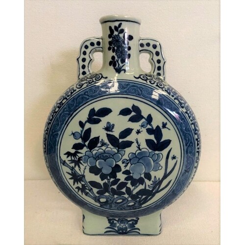 AN ANTIQUE BLUE AND WHITE MOON FLASK VASE, painted with flor...