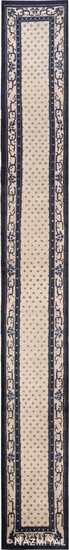 ANTIQUE BLUE AND WHITE CHINESE RUNNER. 14 ft 4 in x 1 ft 10 in (4.37 m x 0.56 m).
