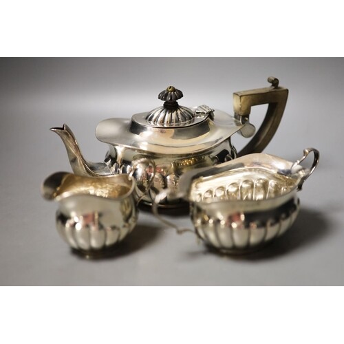 An Edwardian fluted silver three piece bachelor's tea set, B...