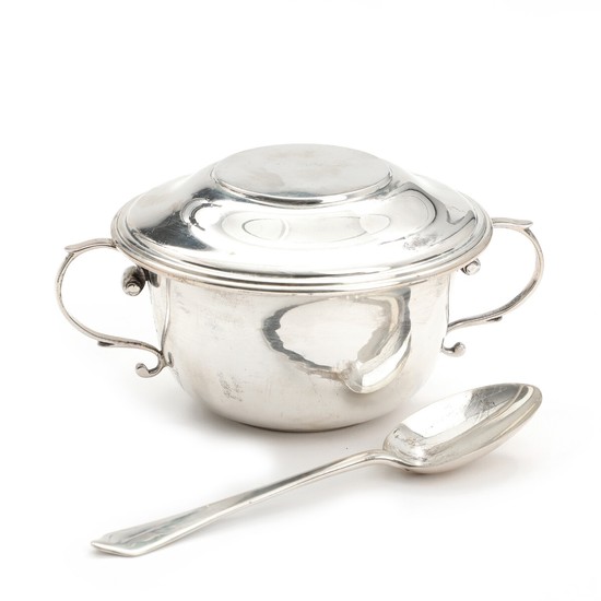 An early 20th century English three piece sterling silver child's set. Weight app. 264 gr. Bowl H. 6. Diam. 11 cm.