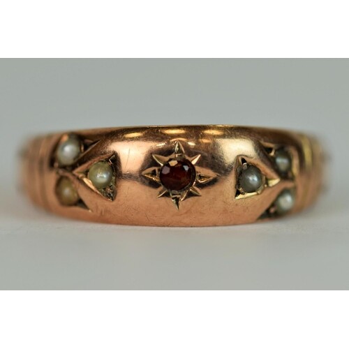Antique style 9ct Yellow Gold band set with a central Garnet...