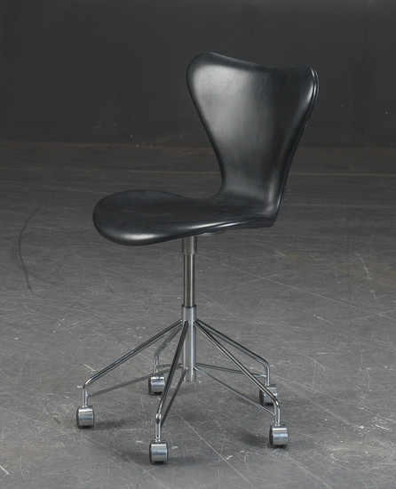 Arne Jacobsen. Office chair, 'Series 7', black leather