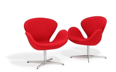 Arne Jacobsen: “The Swan”. A pair of lounge chairs upholstered in red wool, on aluminum star base. Manufactured by Fritz Hansen in 2014. (2)