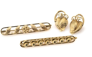 SOLD. B. Hertz, Hugo Grün & Co.: A jewellery collection of 14k gold comprising two brooches and a pair of ear clips. L. app. 2.0, 4.5 and 5.0 cm. (4) – Bruun Rasmussen Auctioneers of Fine Art