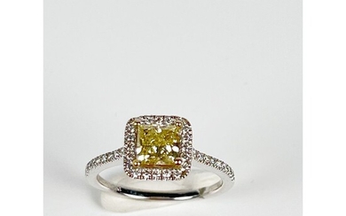 BAGUE en or blanc 585°/°° ornée d’un diamant jaune taille princesse de 1ct01 (SI2) (avec...