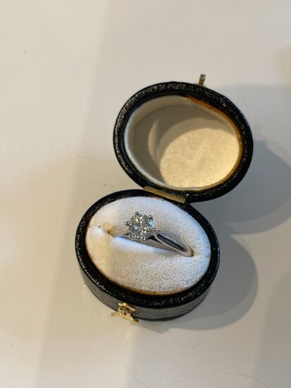 BAGUE solitaire en or gris sertie d'un diamant pesant environ 0,80 carat, poids 3,2 g,...