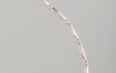 BRACELET souple articulé en or gris avec 4 motifs ronds pavés de petits diamants poids...