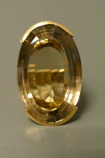 Bague en or jaune 18 carats (750 millièmes) sertie d'un important quartz fumé de forme...