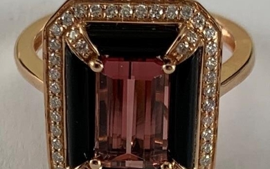 Bague en or rose à pans coupés 5g40 ornée d'une Tourmaline 2.06 carats dans un entourage d'onyx 1.70 carat et agrémentée de 50 diamants ronds taille moderne 0.25 carat. TDD 54.5.