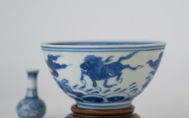 Bowl - Blue and white - Porcelain - Jiajing Mark and Period!! Mythological beasts (flying horses and Kylins) above wild sea - China - Jiajing (1522-1566)